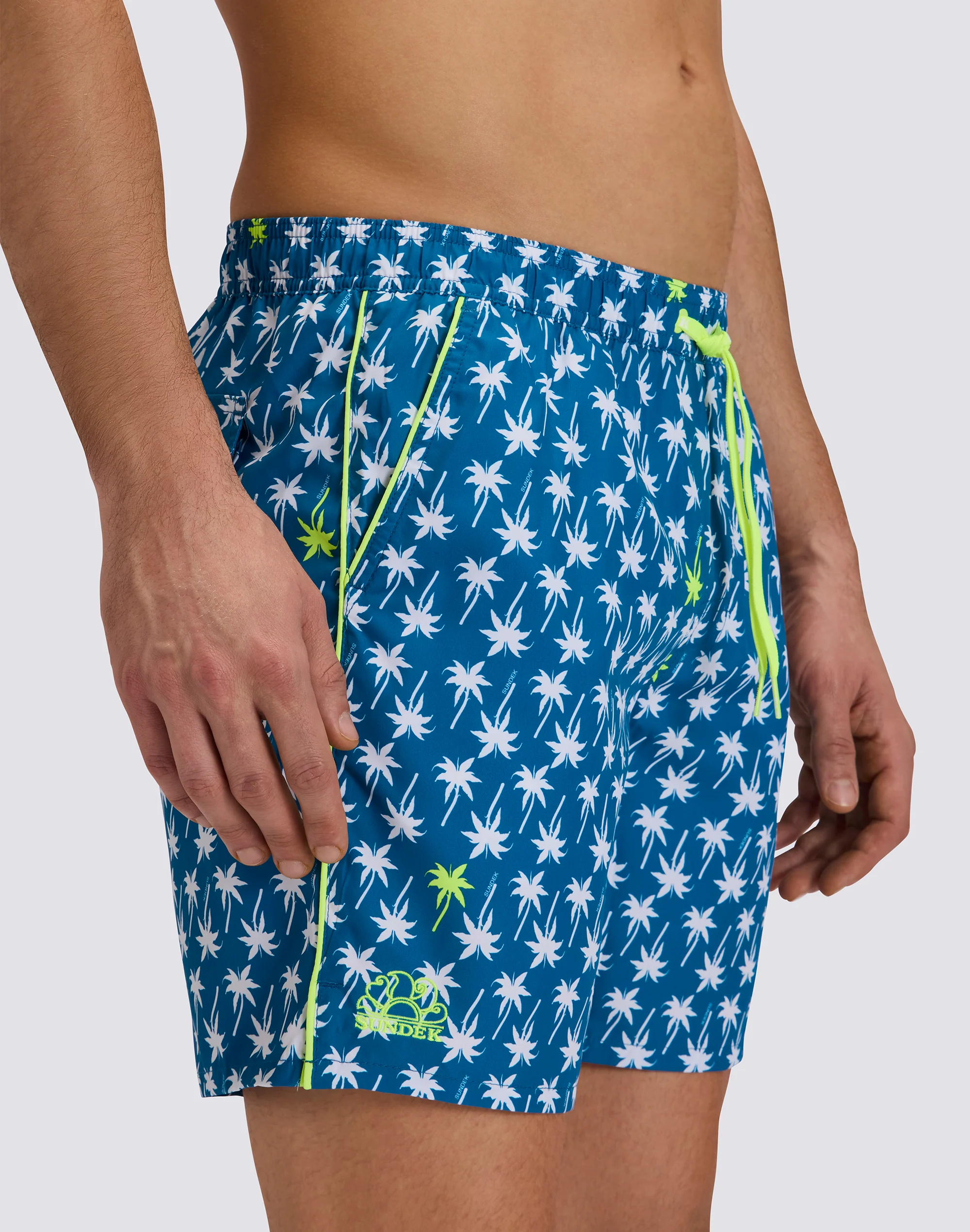 MEN'S MID-LENGTH SWIMSHORTS WITH ELASTIC WAIST AND UPSIDE DOWN PRINT IN REPREVE® RECYCLED POLYESTER - Image 3